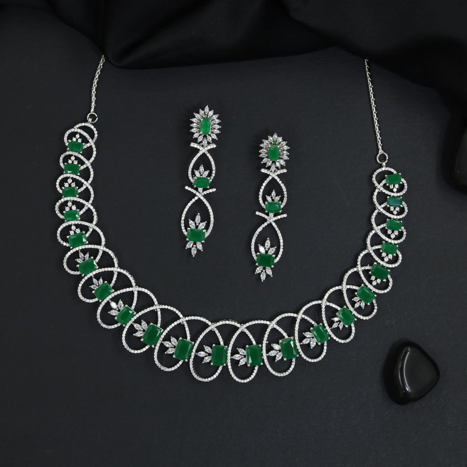 Traditional interlocking loop rhodium necklace set with rectangular plaques