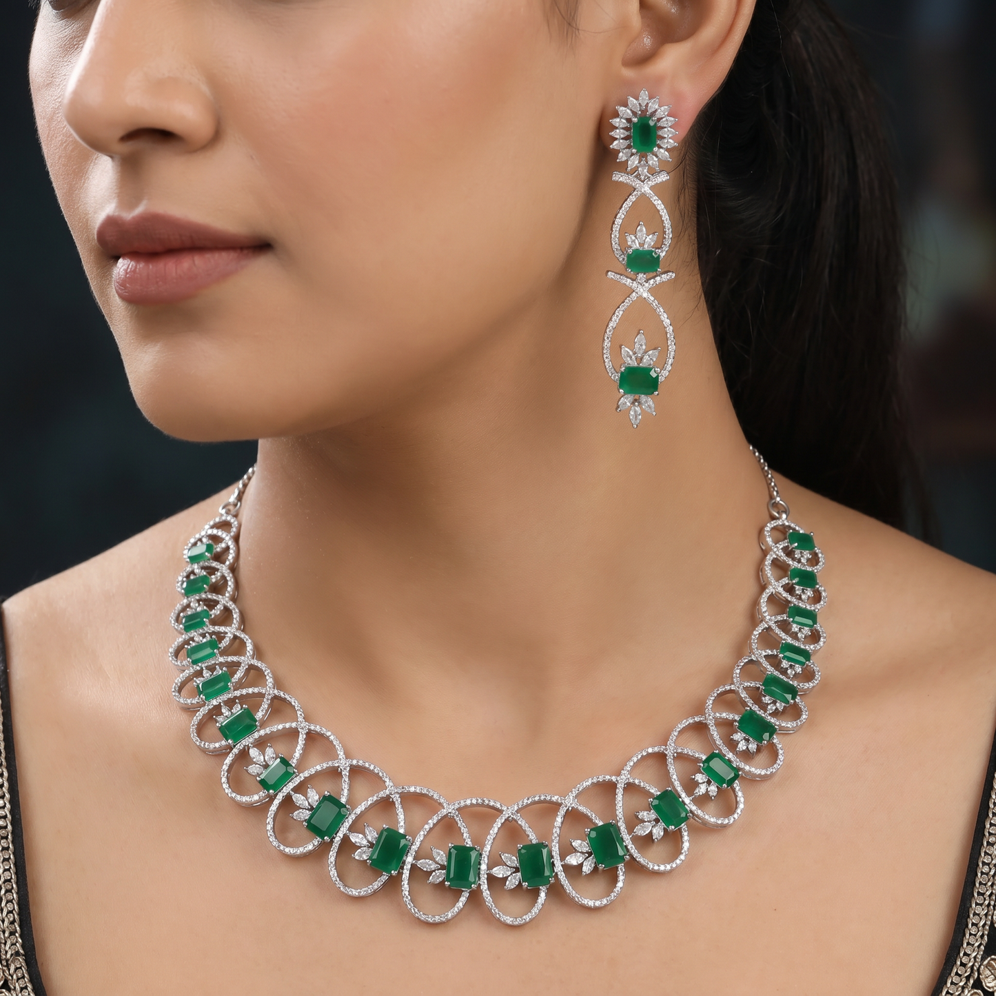 Traditional interlocking loop rhodium necklace set with rectangular plaques