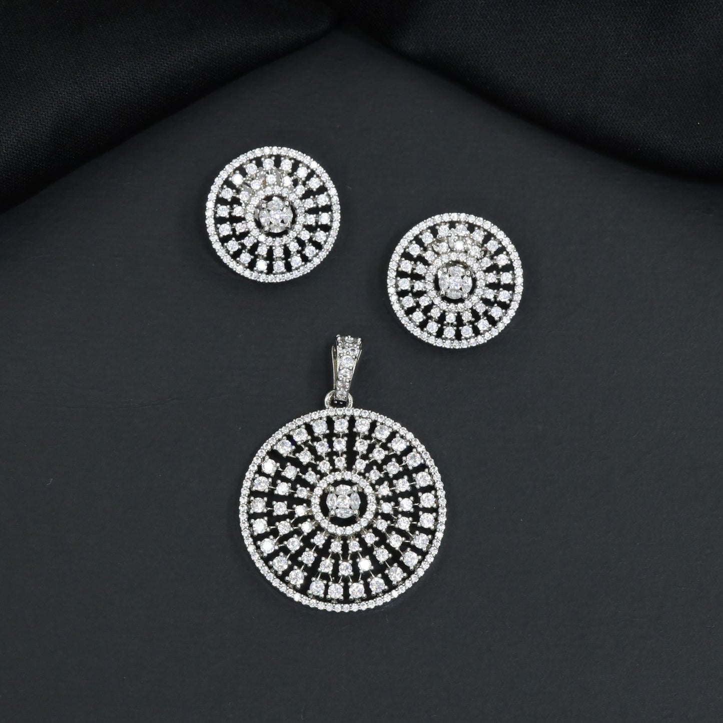 Circular Pendant Set with Geometric Lattice Design