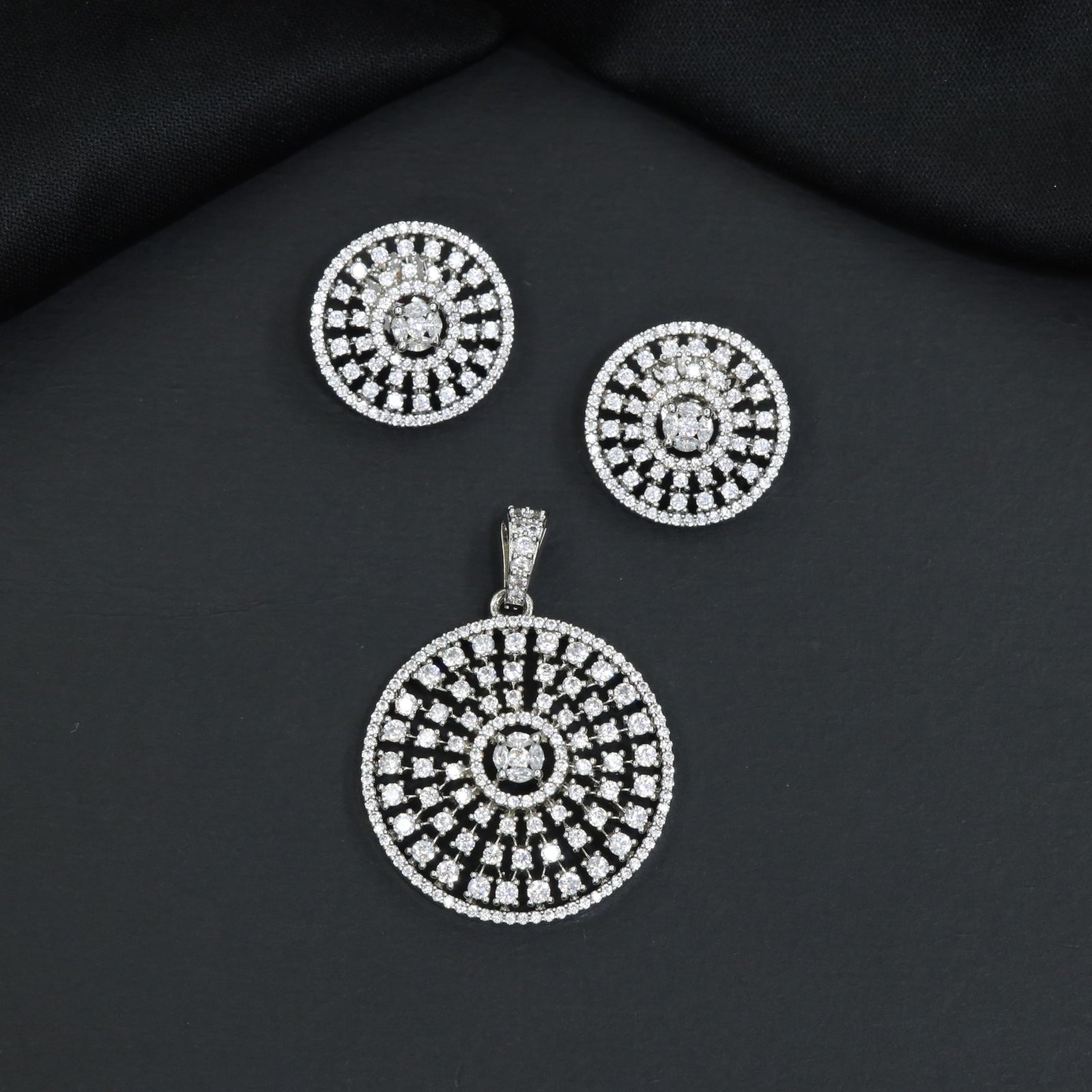 Circular Pendant Set with Geometric Lattice Design