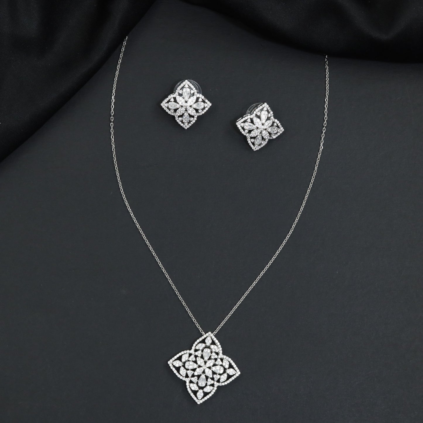 Designer Chain With Pendant Set with Geometric Floral Pattern