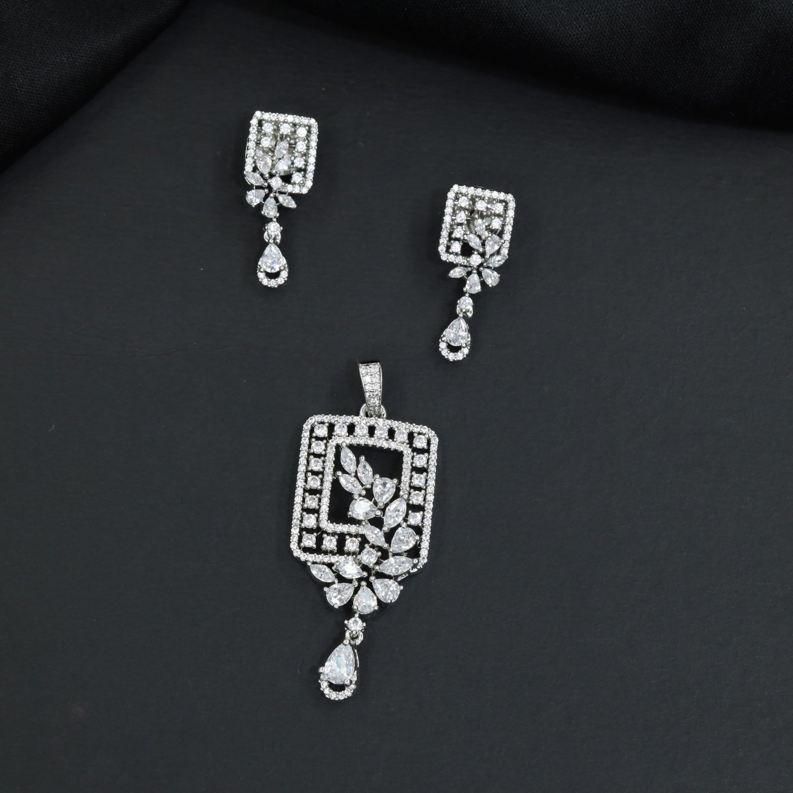 Decorative Pendant Set with Geometric Frame Construction