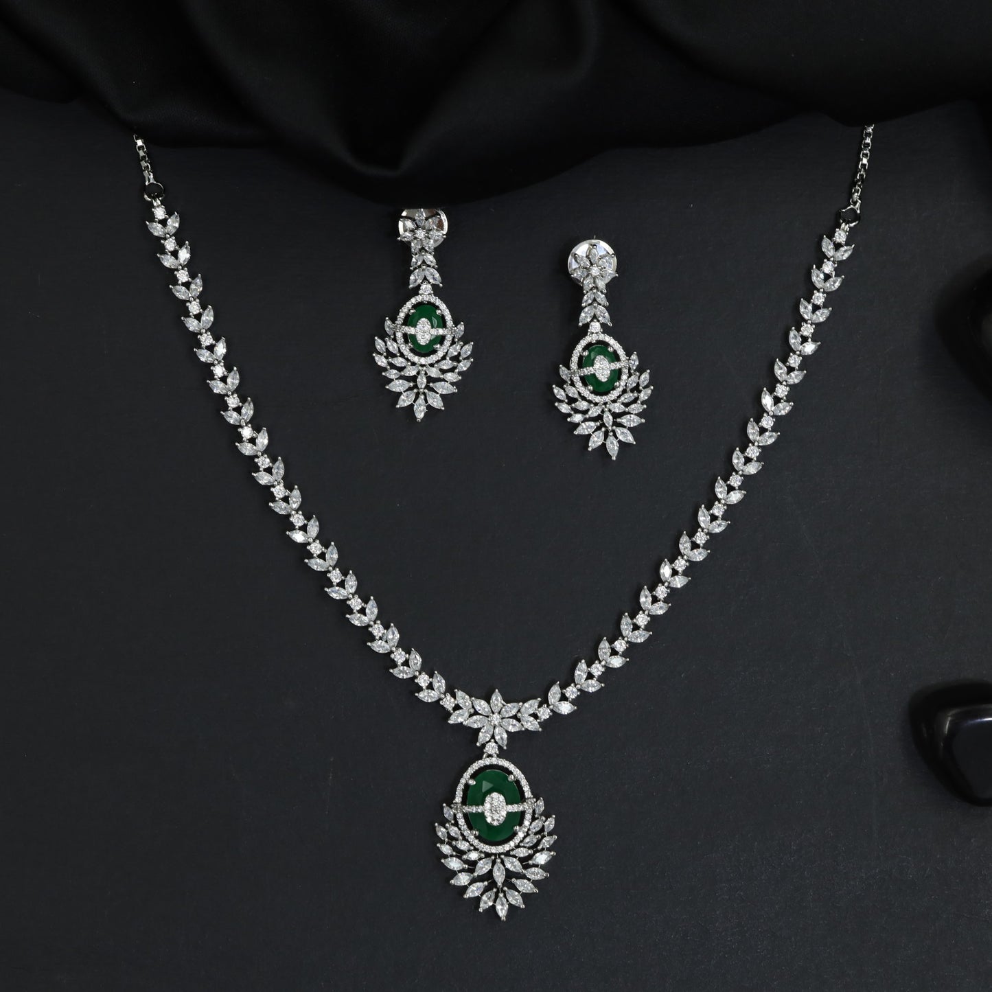Royal rhodium necklace with sculpted gemstone sequence