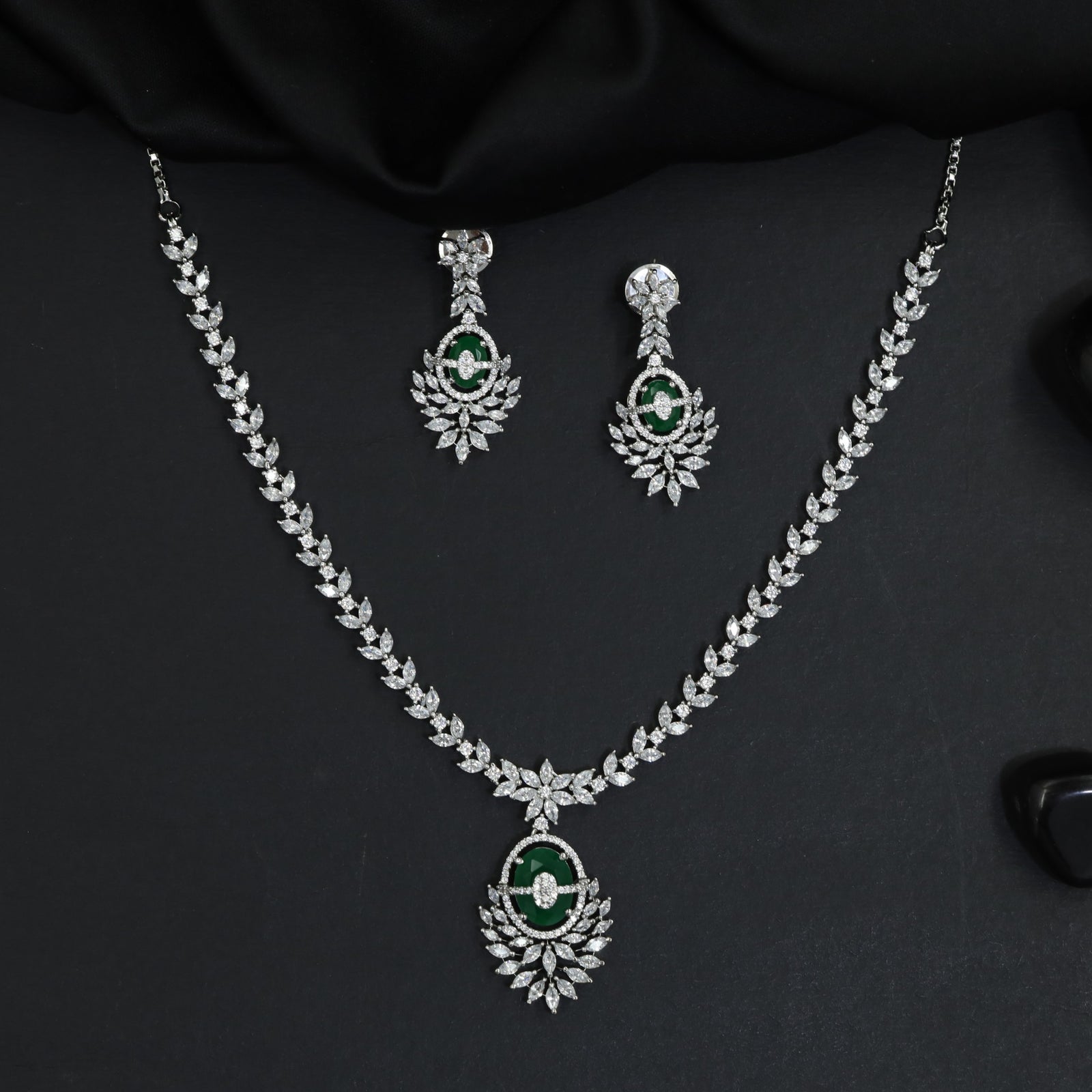 Royal rhodium necklace with sculpted gemstone sequence