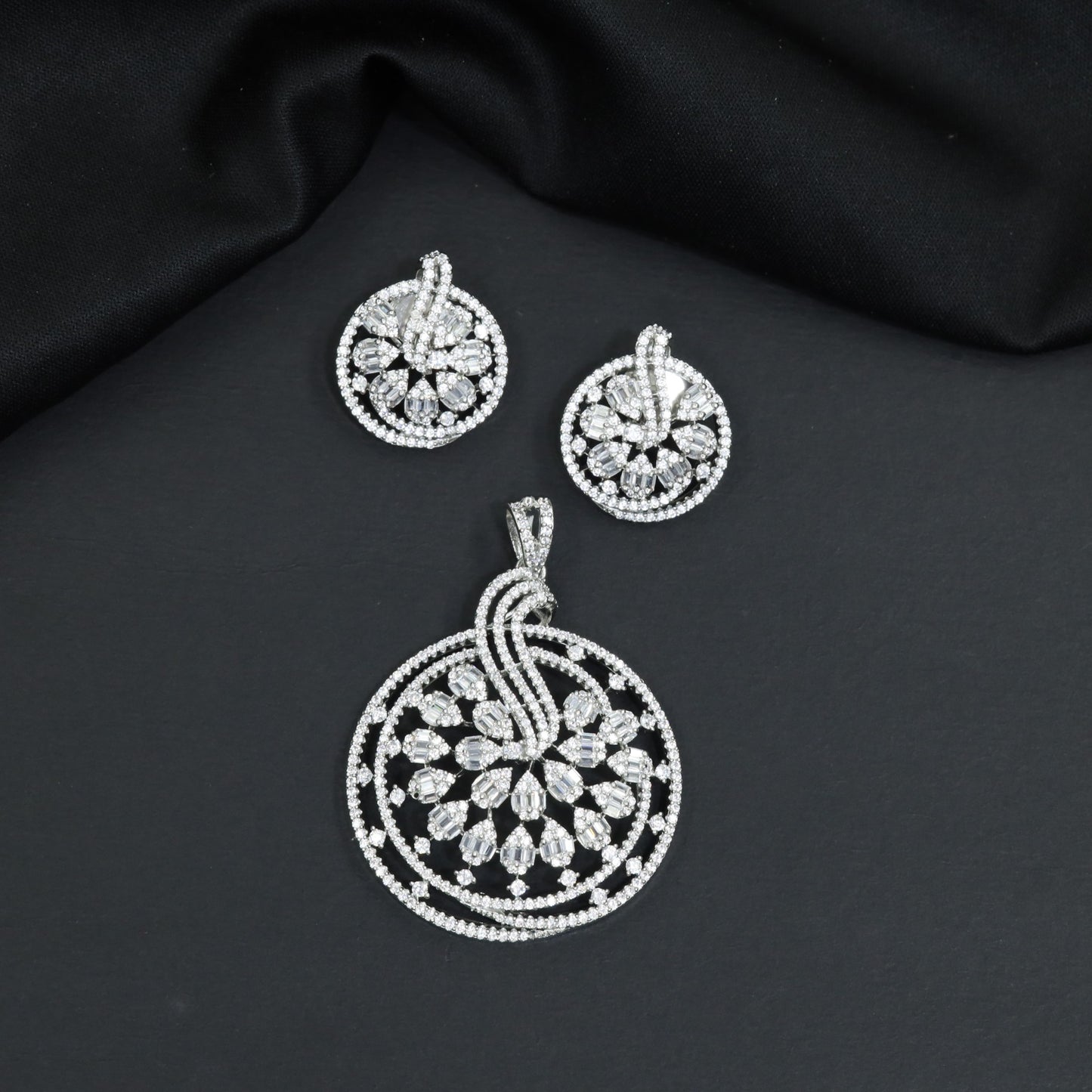 Circular Pendant Set with Floral Lattice Detailing