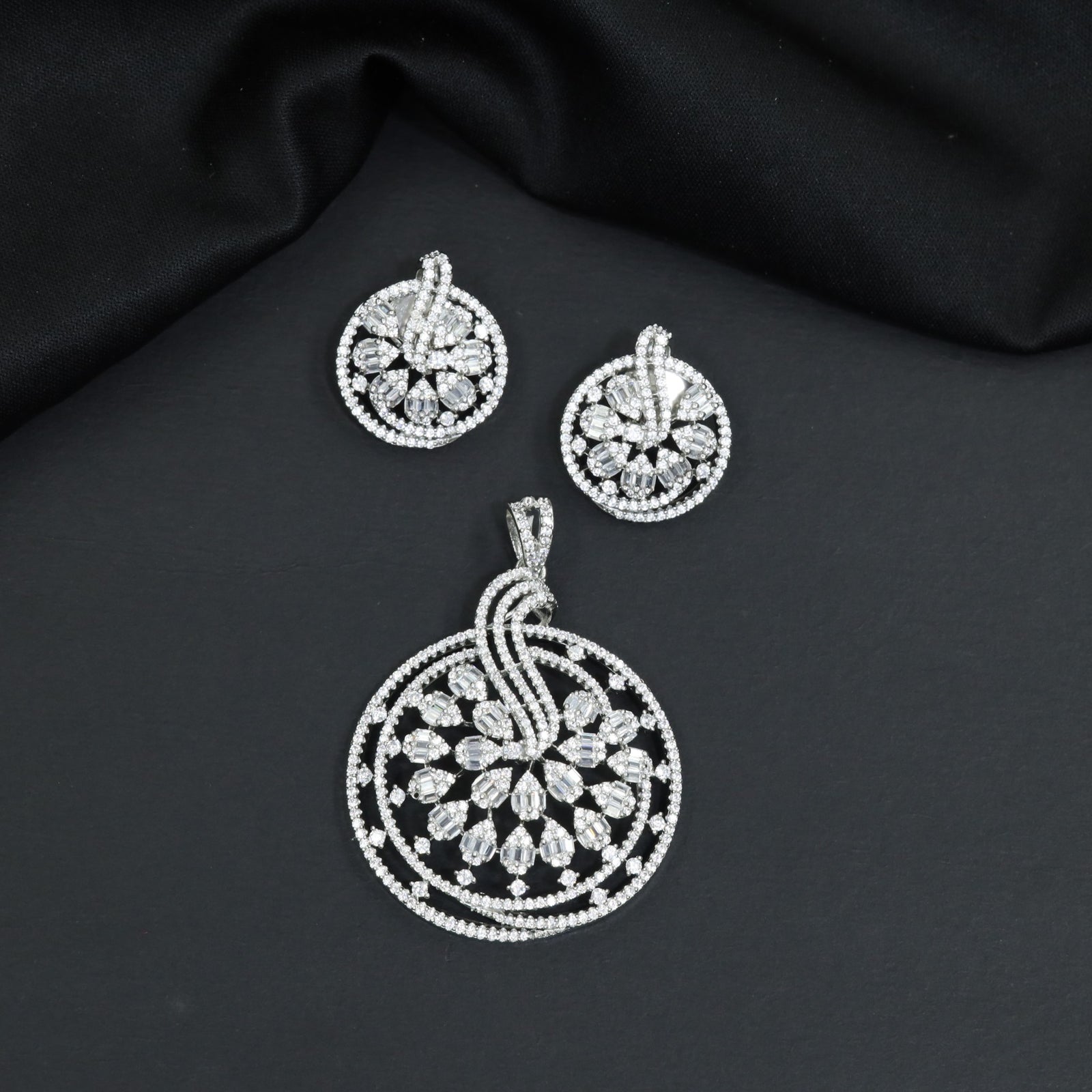 Circular Pendant Set with Floral Lattice Detailing
