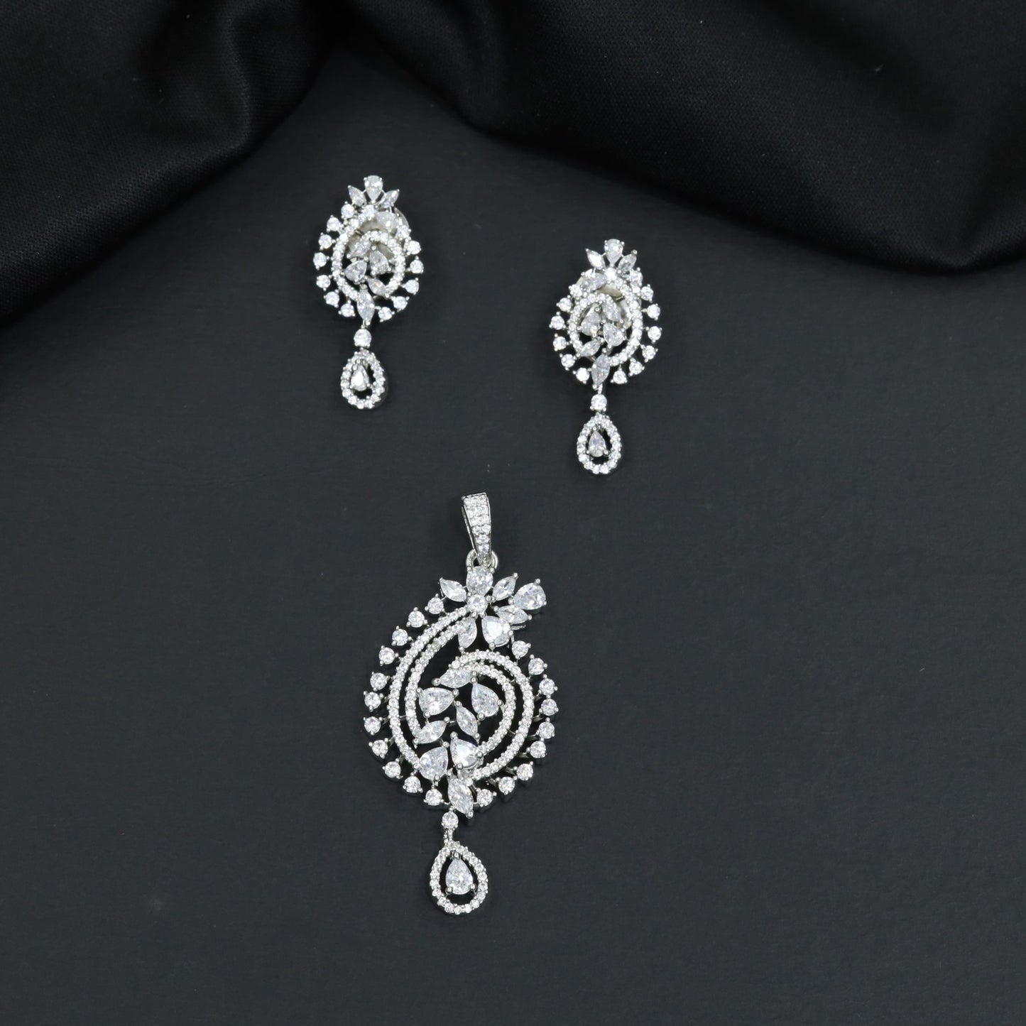 Modern Pendant Set with Floral Arrangement and Swirl Design