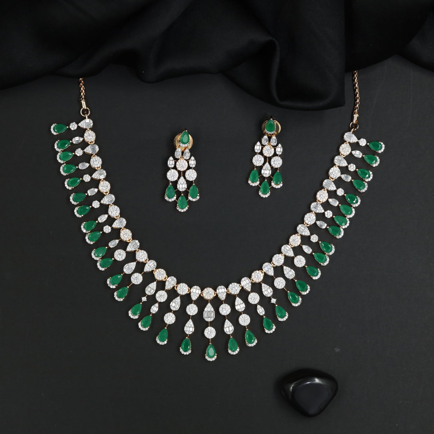 Iconic rhodium necklace with radiant oval brilliance