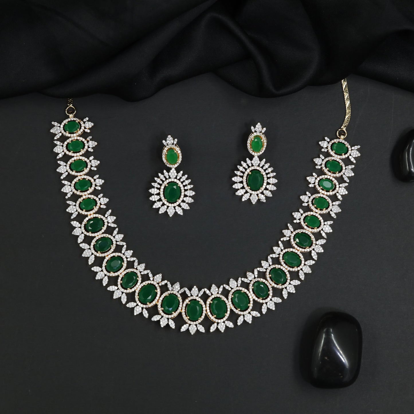 Architectural Gj necklace with sculpted oval sequence