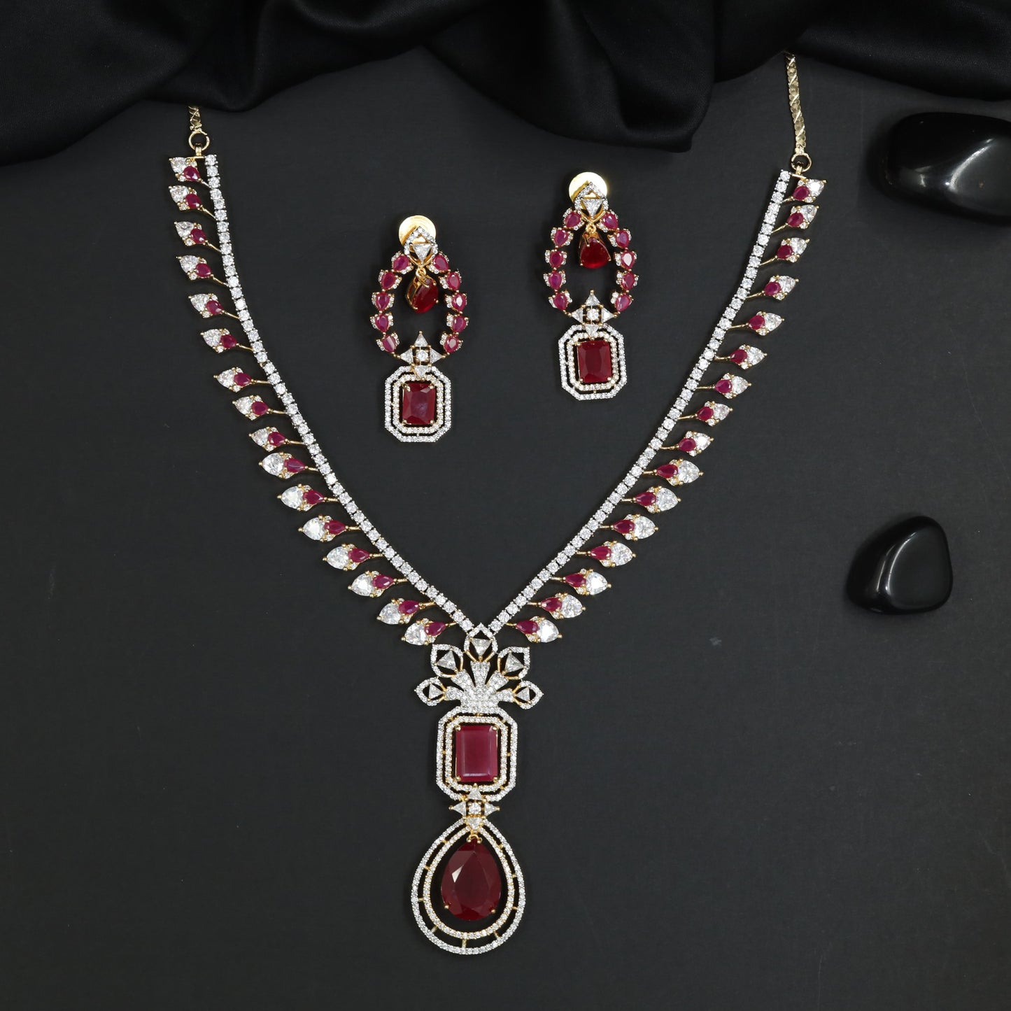 Architectural Gj necklace with sculpted pendant sequence