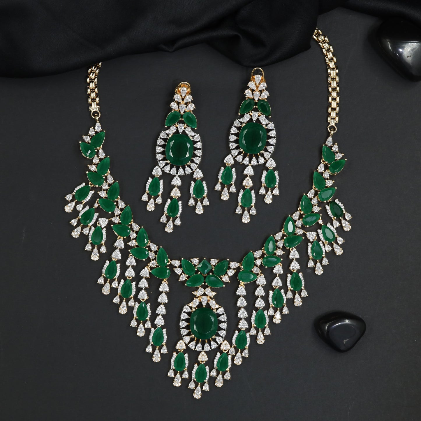 Architectural Gj necklace with sculpted oval sequence