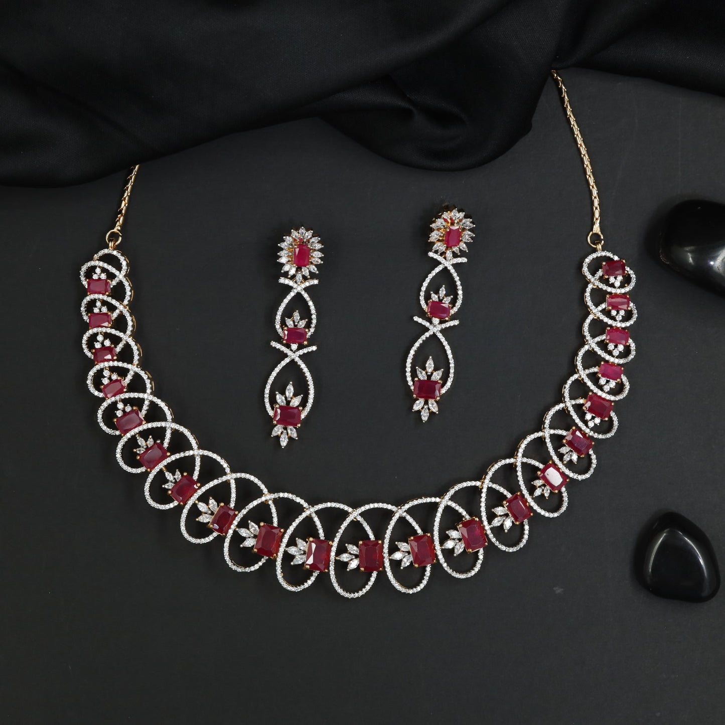 Structured Gj necklace with luminous gemstone arrangement