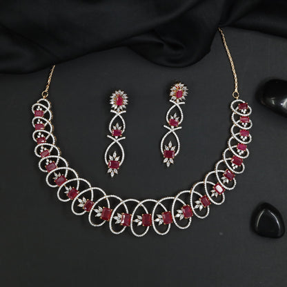 Structured Gj necklace with luminous gemstone arrangement