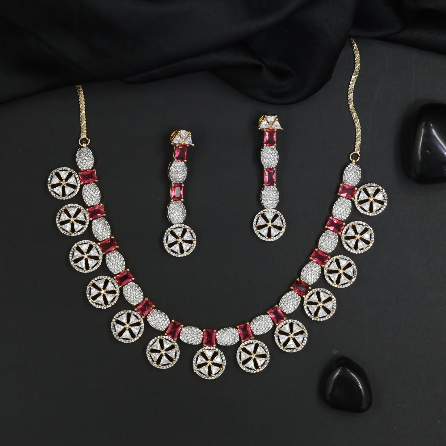 Iconic Gj necklace with radiant circular artistry