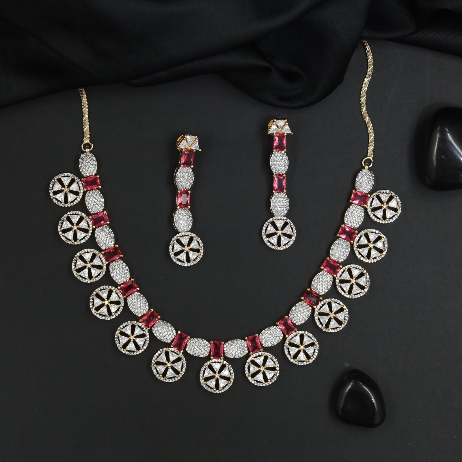 Iconic Gj necklace with radiant circular artistry