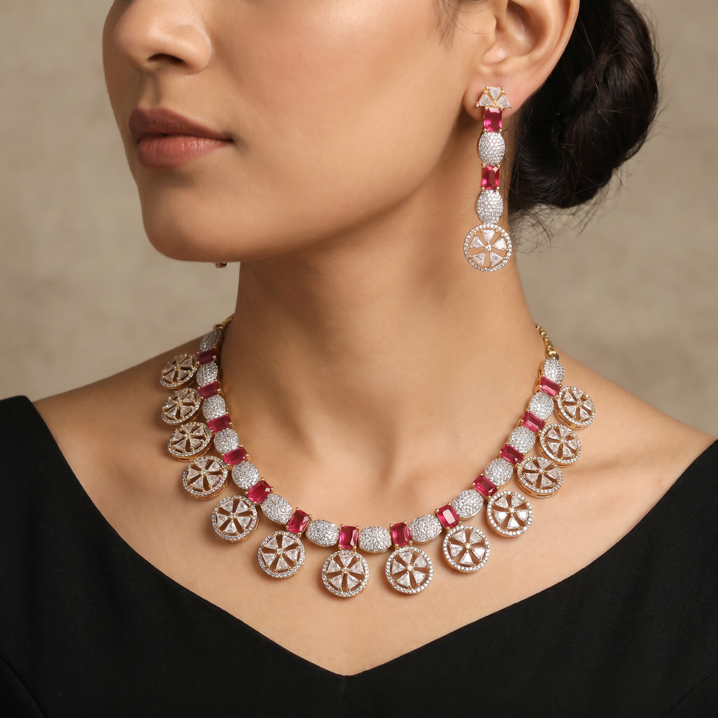 Iconic Gj necklace with radiant circular artistry