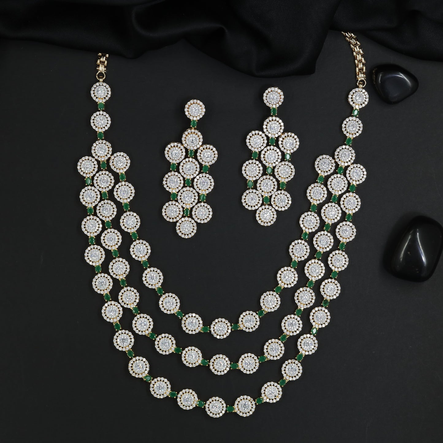 Distinguished Gj necklace with ornate circular detailing