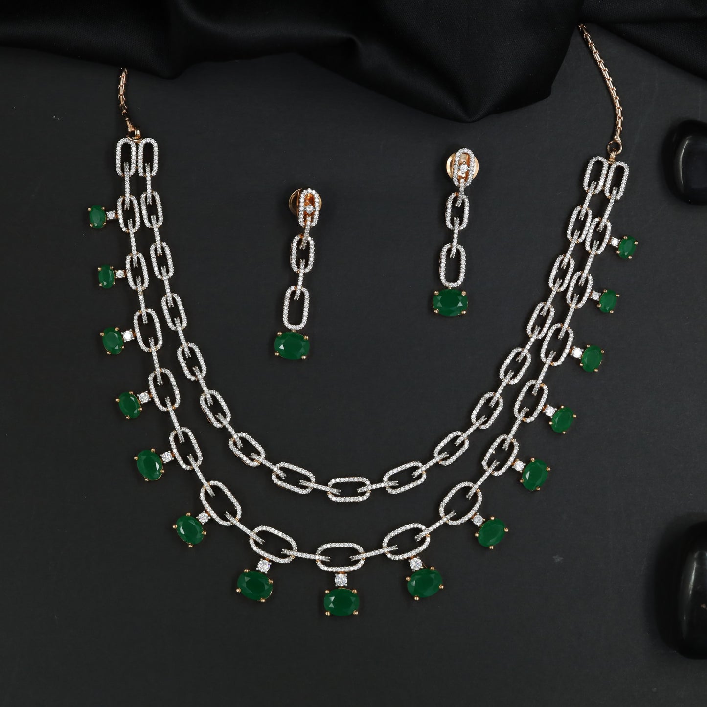 Iconic Gj necklace with cascading brilliance design