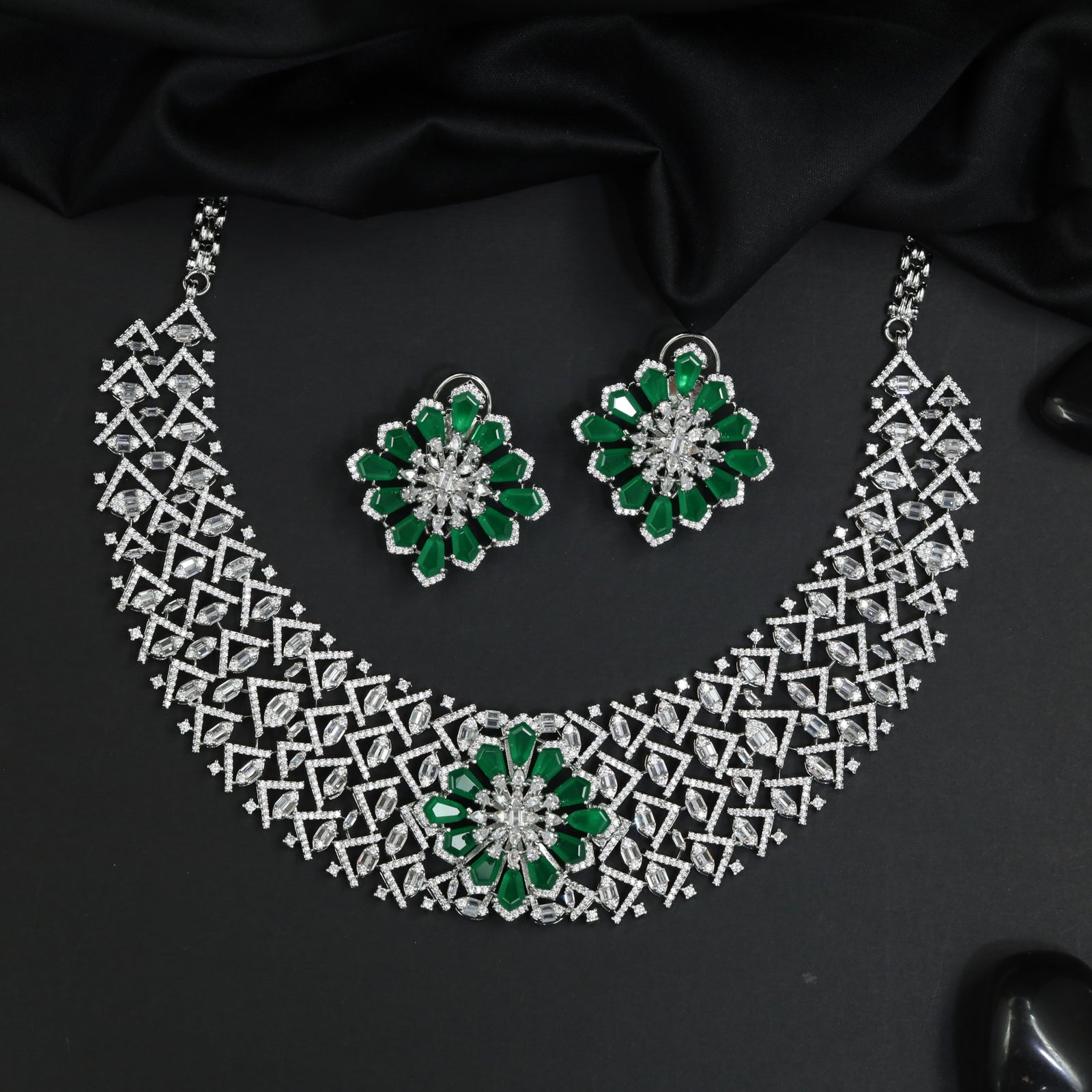Architectural rhodium necklace with sculpted lattice sequence