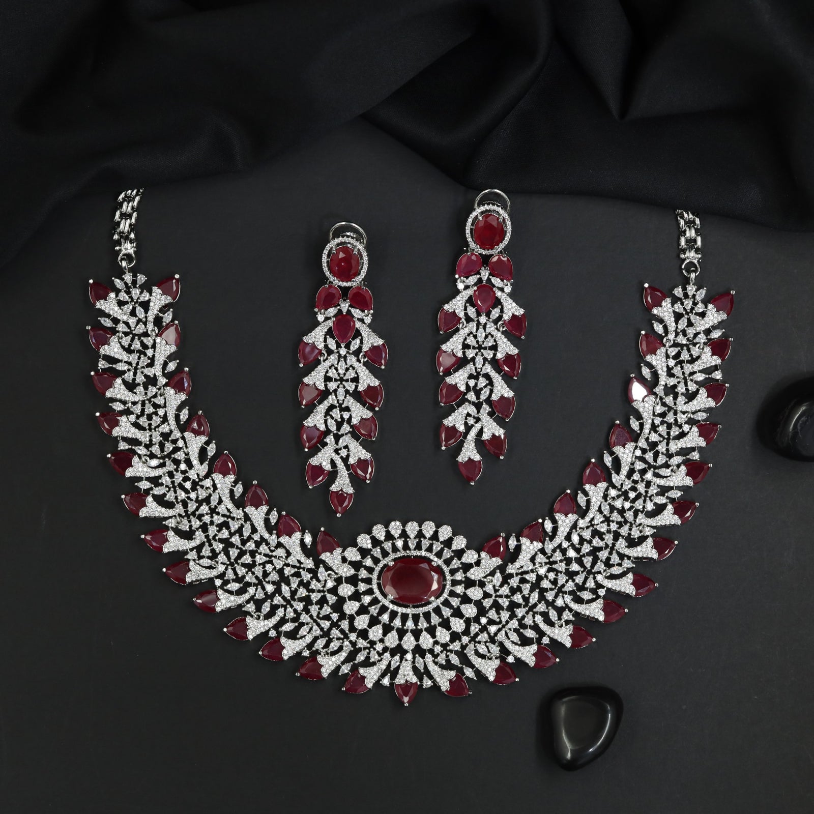 Leaf Garland Necklace Set with Floral Rosette Centrepiece