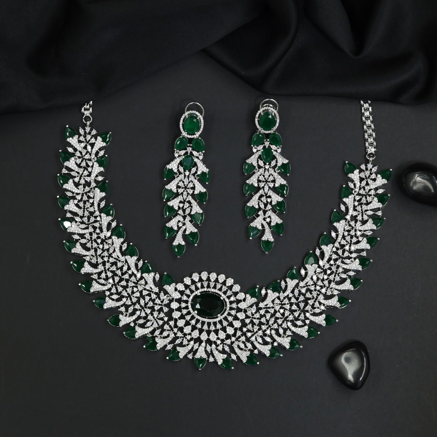 Leaf Garland Necklace Set with Floral Rosette Centrepiece