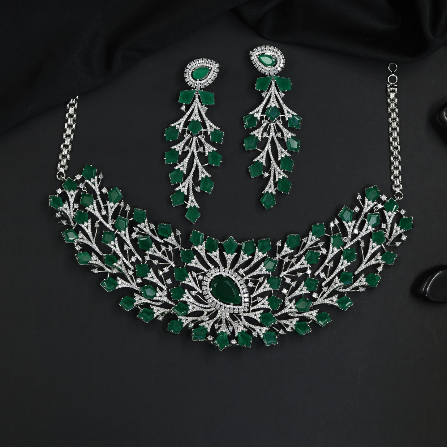 Interlinked Leaf Rhodium Choker with Floral Centre Design