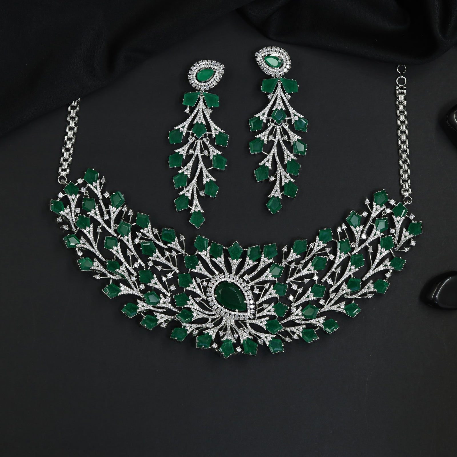 Interlinked Leaf Rhodium Choker with Floral Centre Design