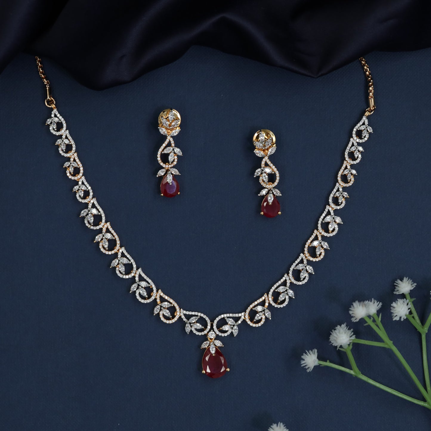 Vine Link Necklace with Sculpted Centerpiece Design