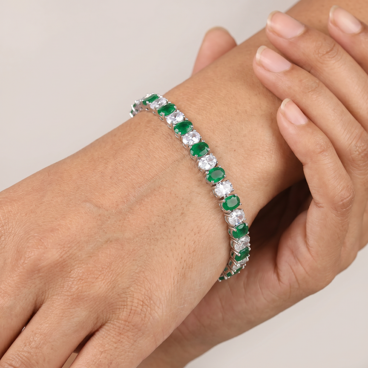 Elegant Rhodium Bracelet with Rosette Link Arrangement