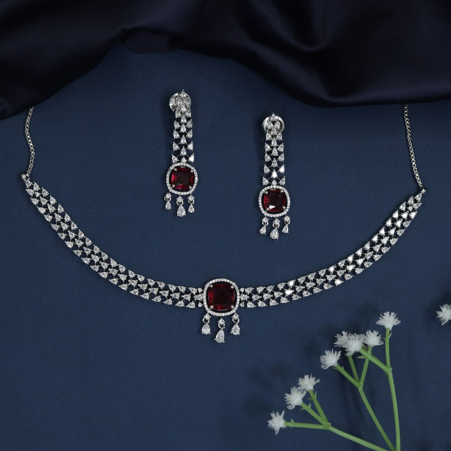 Classic rhodium necklace adorned with luminous gemstones