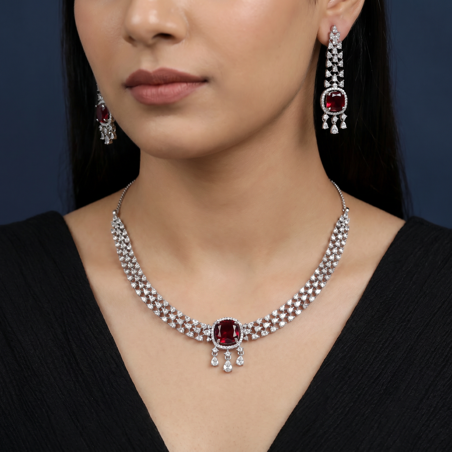Classic rhodium Choker adorned with luminous gemstones