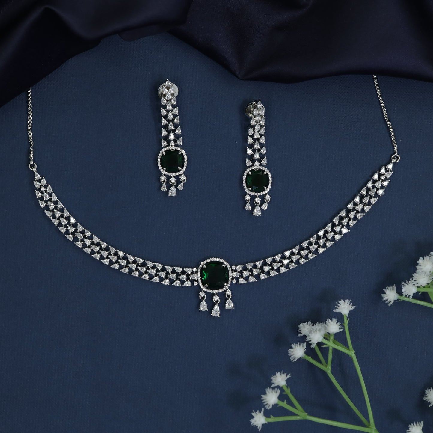 Classic rhodium necklace adorned with luminous gemstones
