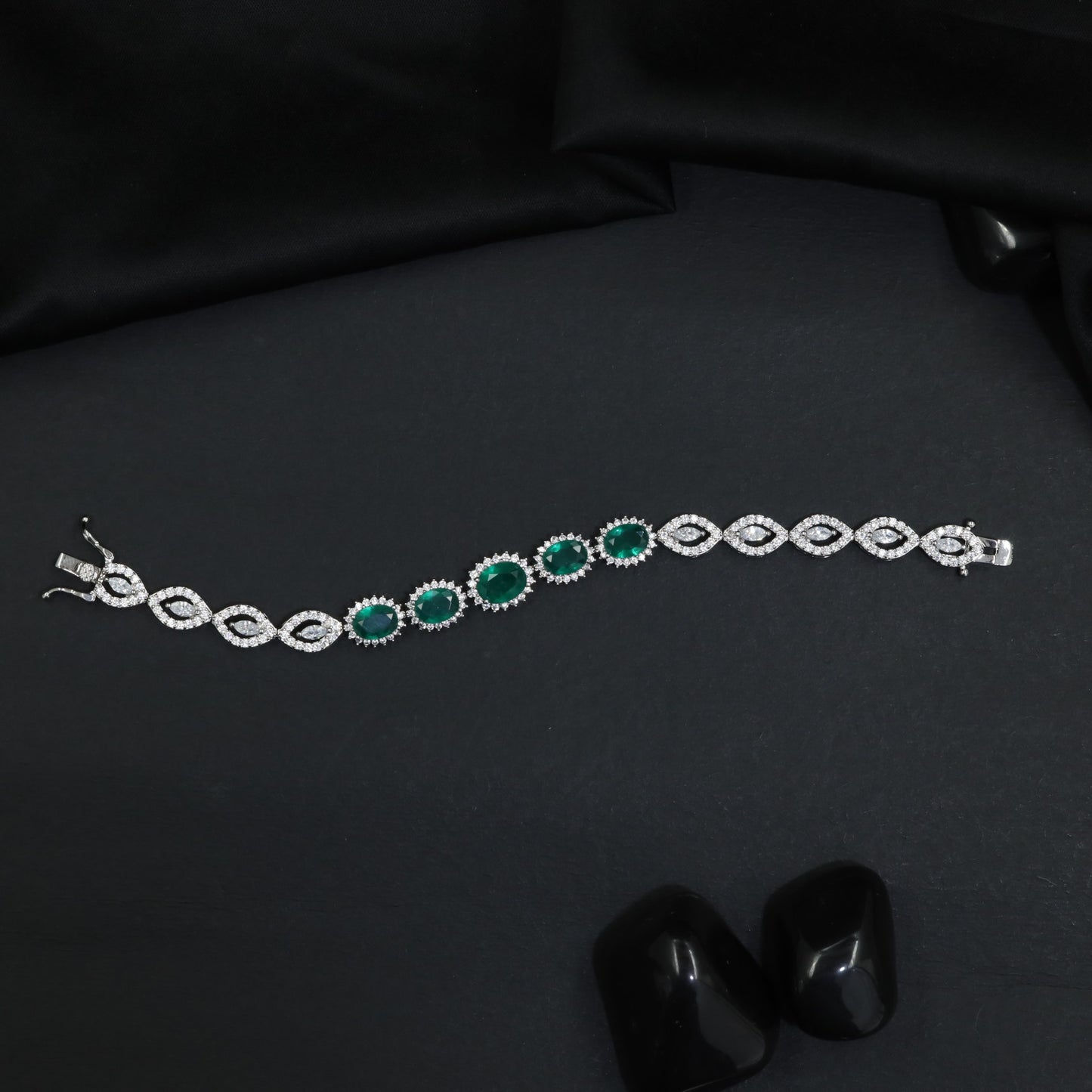 Polished rhodium bracelet with bordered highlights