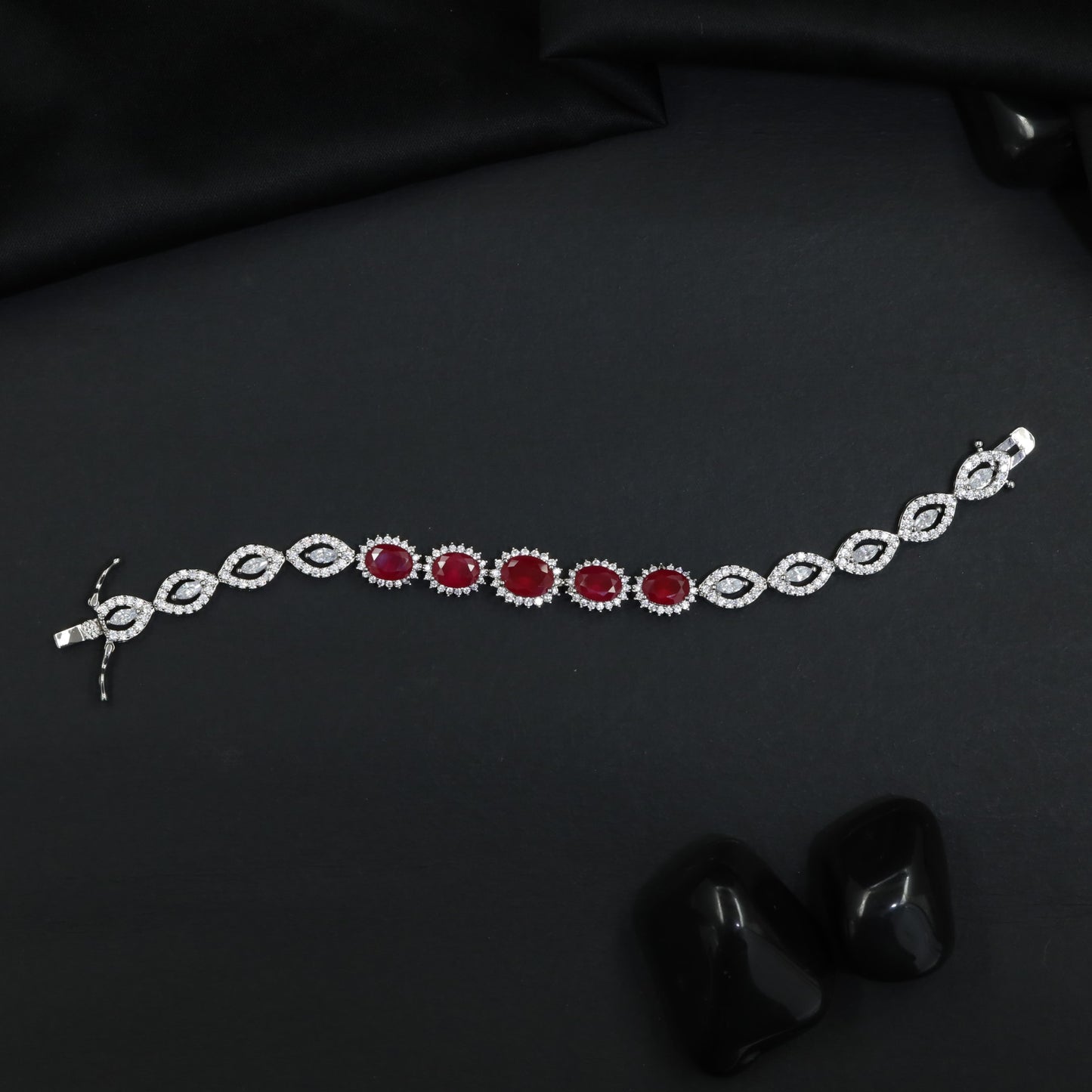 Polished rhodium bracelet with bordered highlights