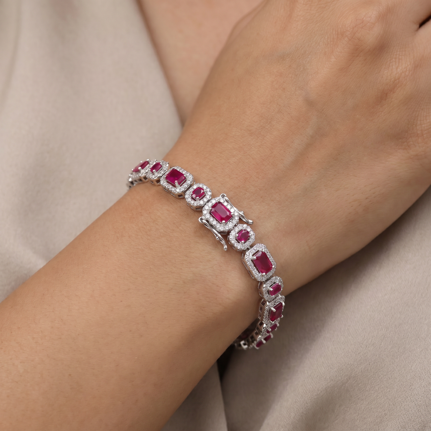 Supreme rhodium bracelet with luminous arrangement
