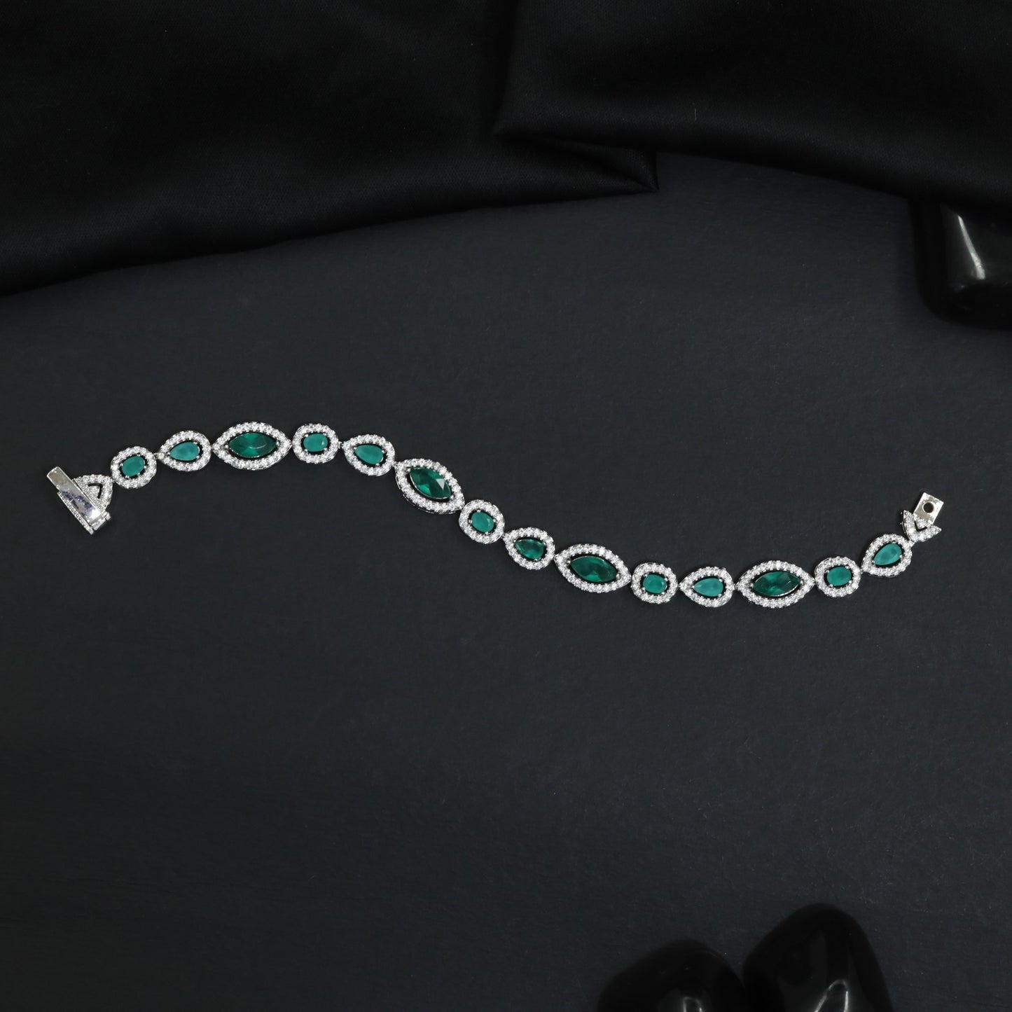 Timeless rhodium bracelet with oval and teardrop design