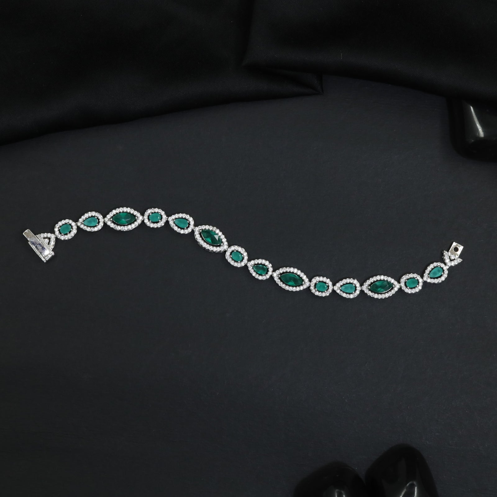 Timeless rhodium bracelet with oval and teardrop design