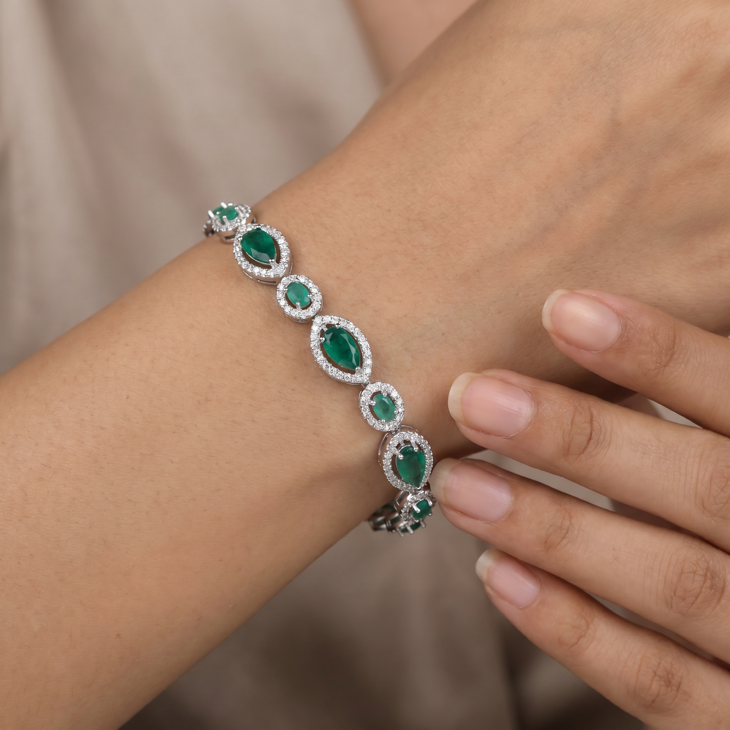 Timeless rhodium bracelet with oval and teardrop design