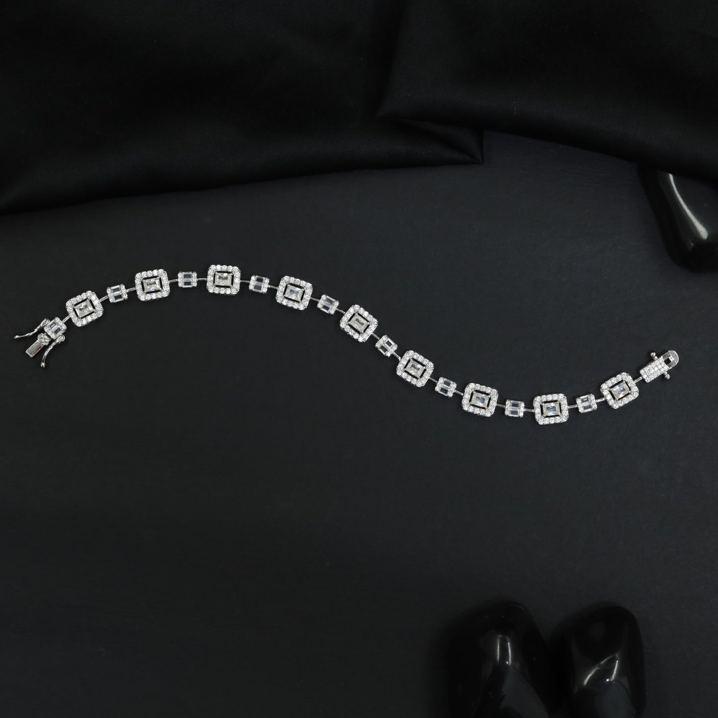 Regal rhodium bracelet with square link sequence