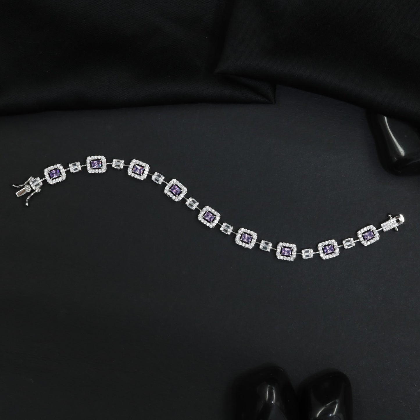 Regal rhodium bracelet with square link sequence