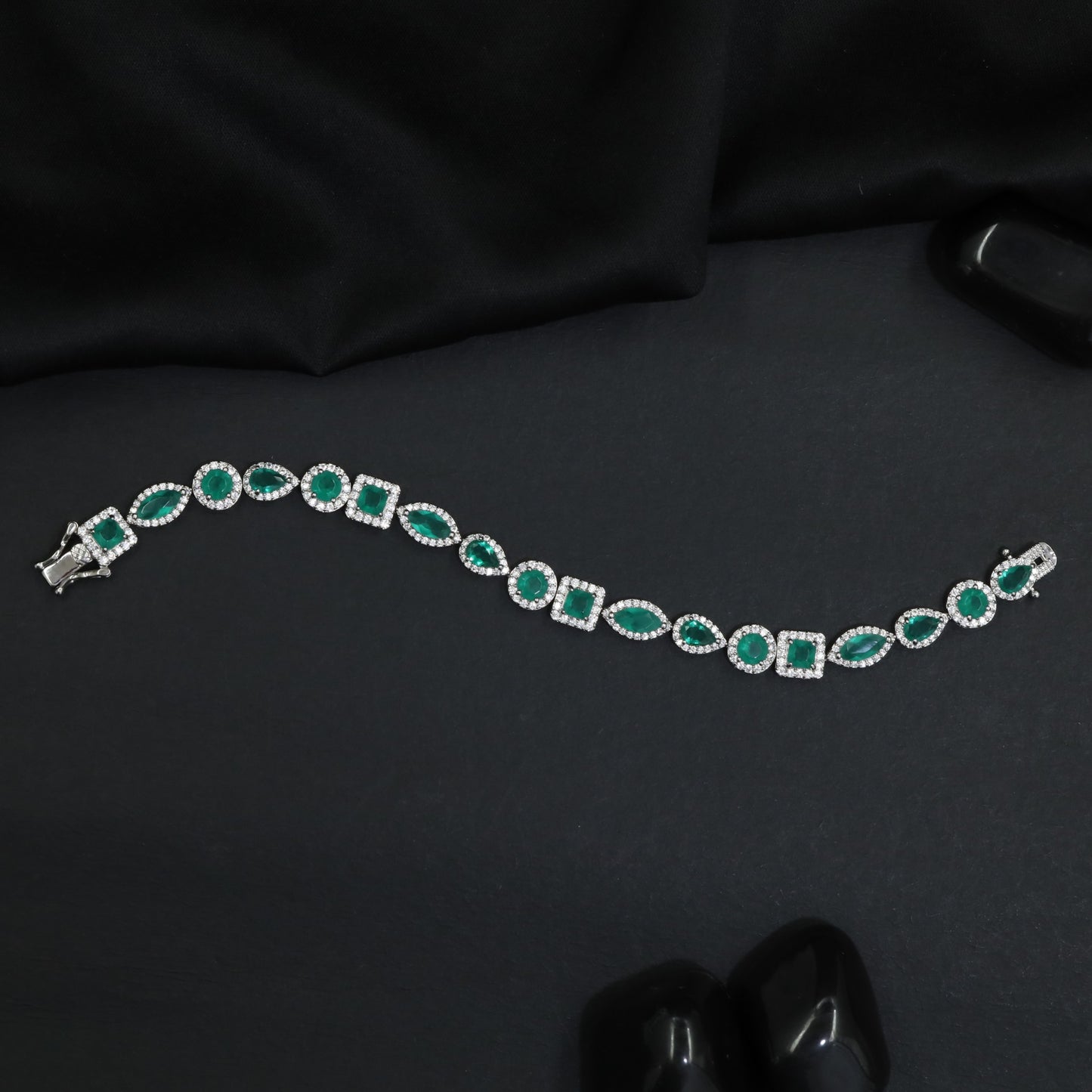 Premium rhodium bracelet with ornamental oval craftsmanship