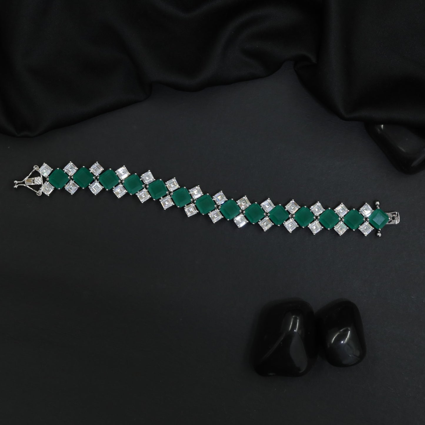 Stylish rhodium bracelet with emerald‑tone square highlights