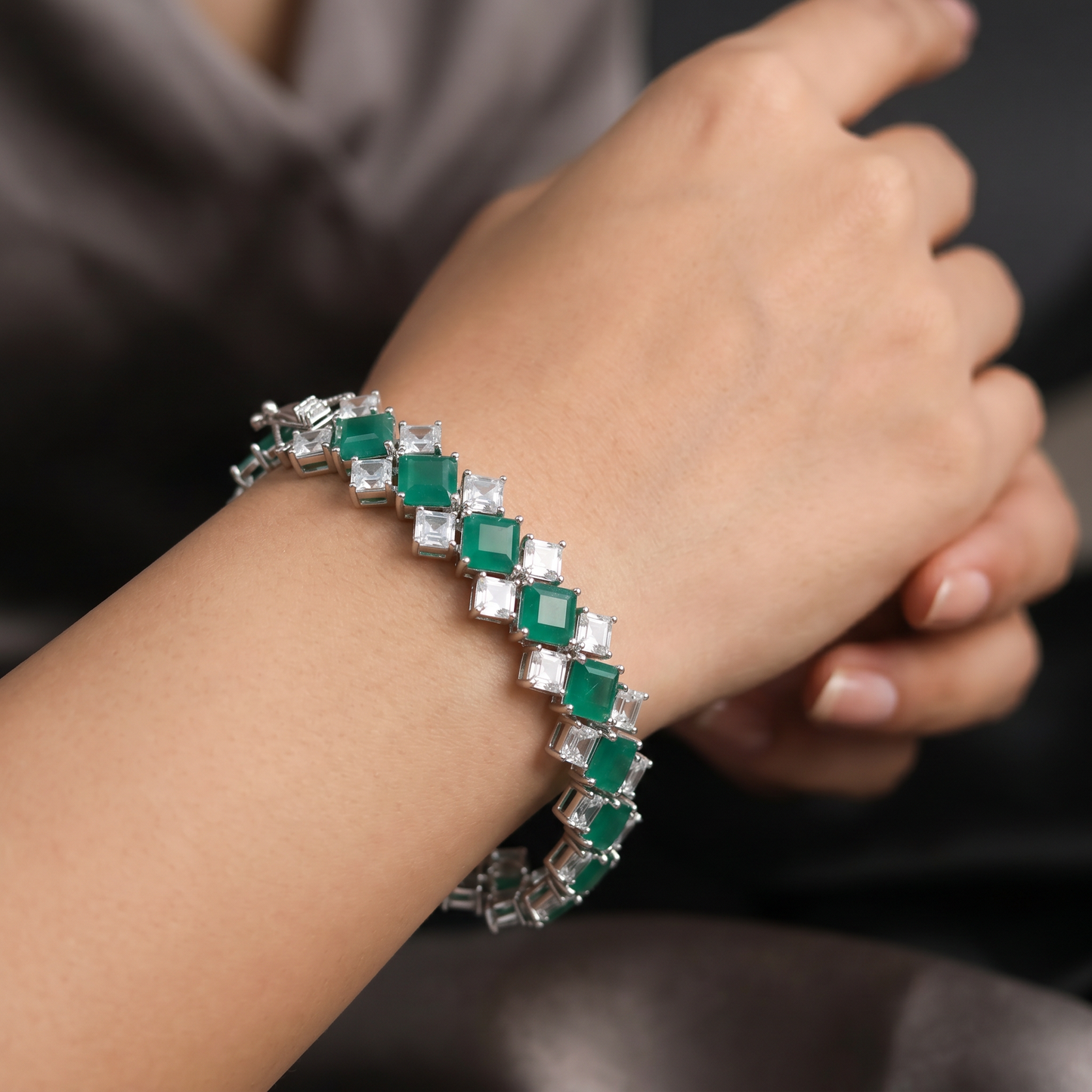 Stylish rhodium bracelet with emeraldâ€‘tone square highlights