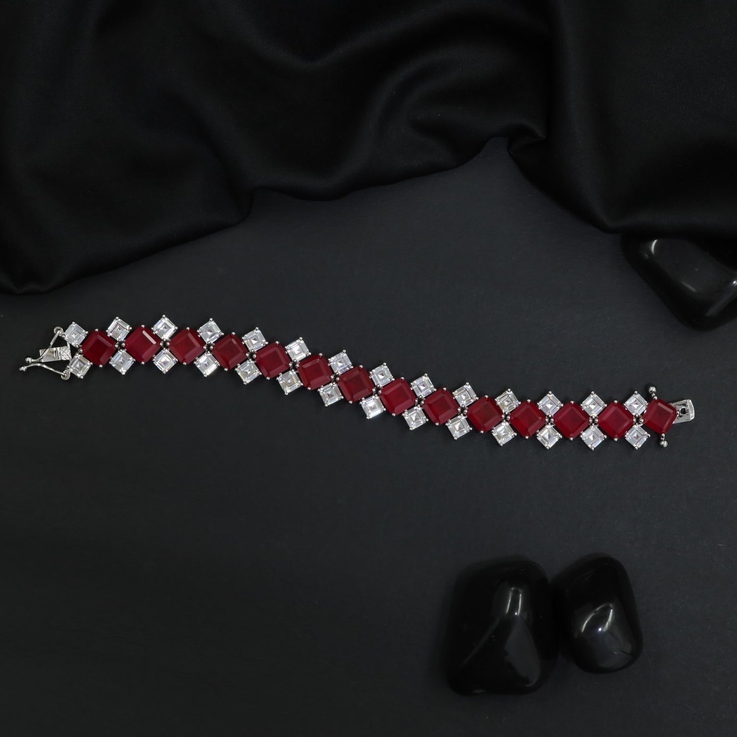 Stylish rhodium bracelet with emerald‑tone square highlights