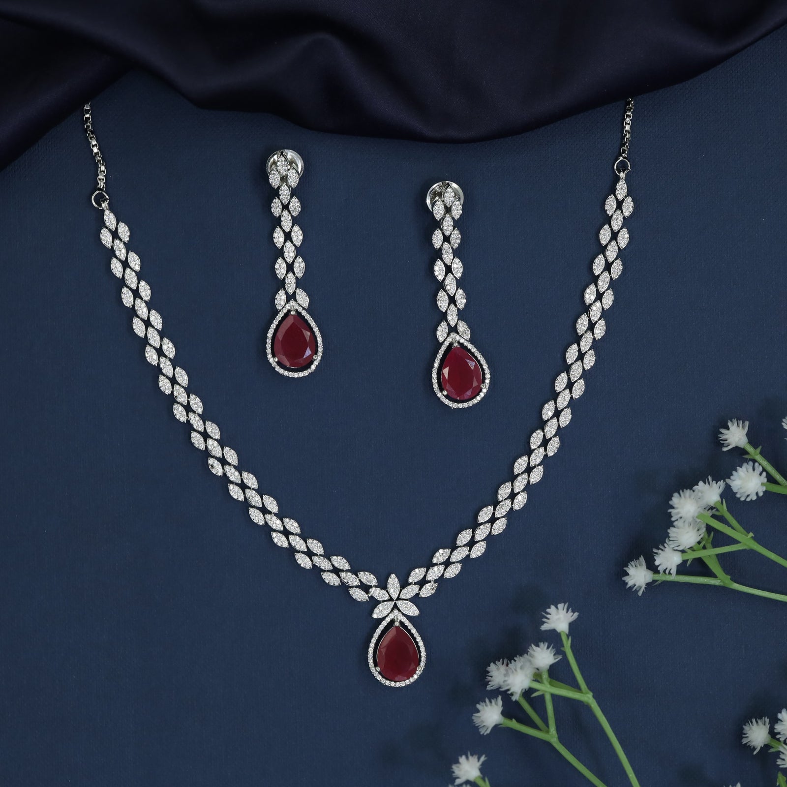 Prestige rhodium necklace with symmetrical craftsmanship