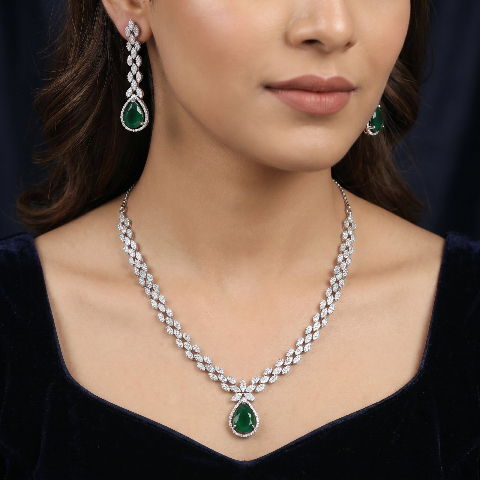 Prestige rhodium necklace with symmetrical craftsmanship