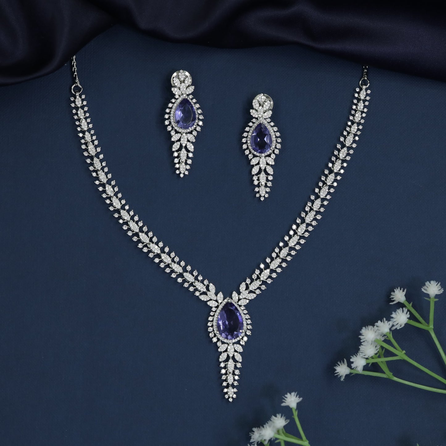 Teardrop Frame Necklace with Graduated Pendant Design