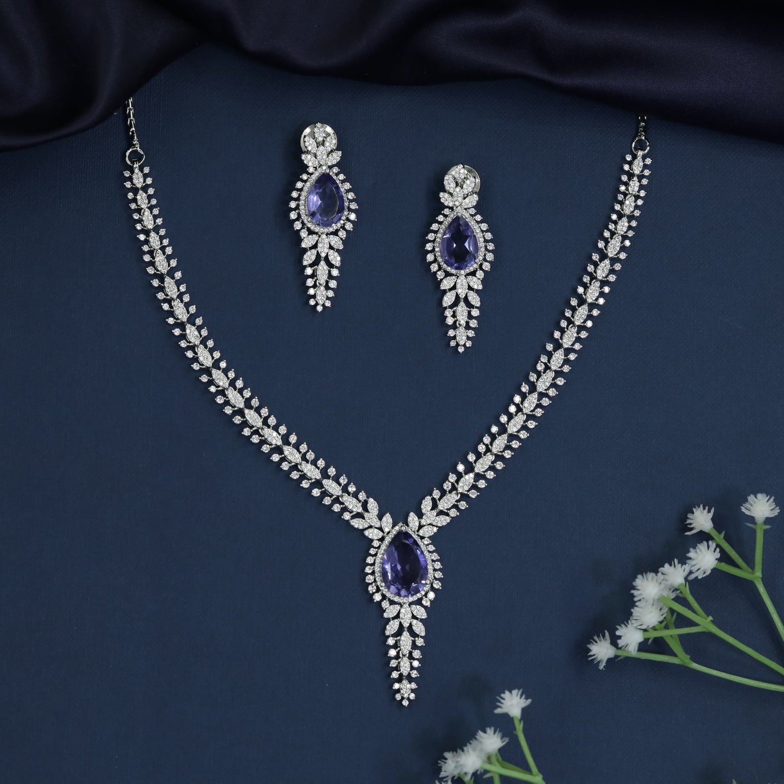 Teardrop Frame Necklace with Graduated Pendant Design
