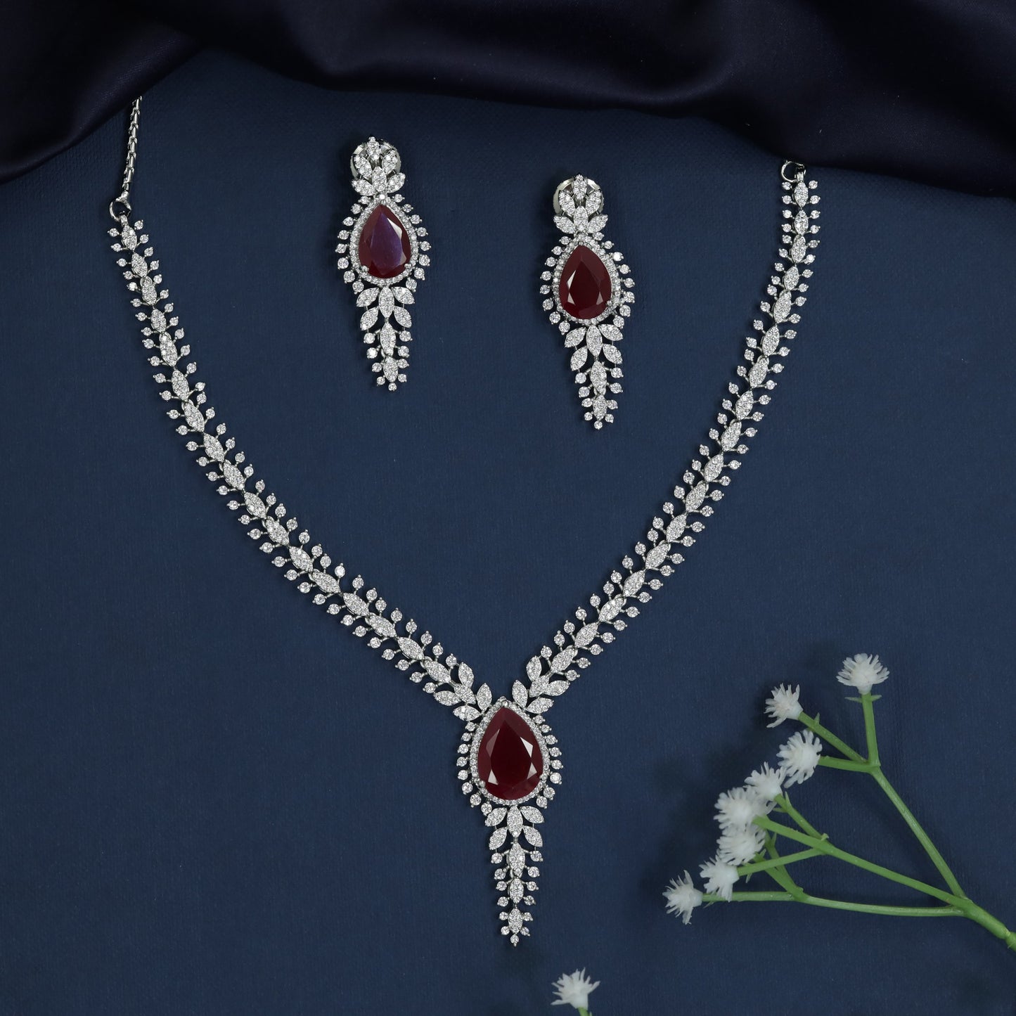 Teardrop Frame Necklace with Graduated Pendant Design