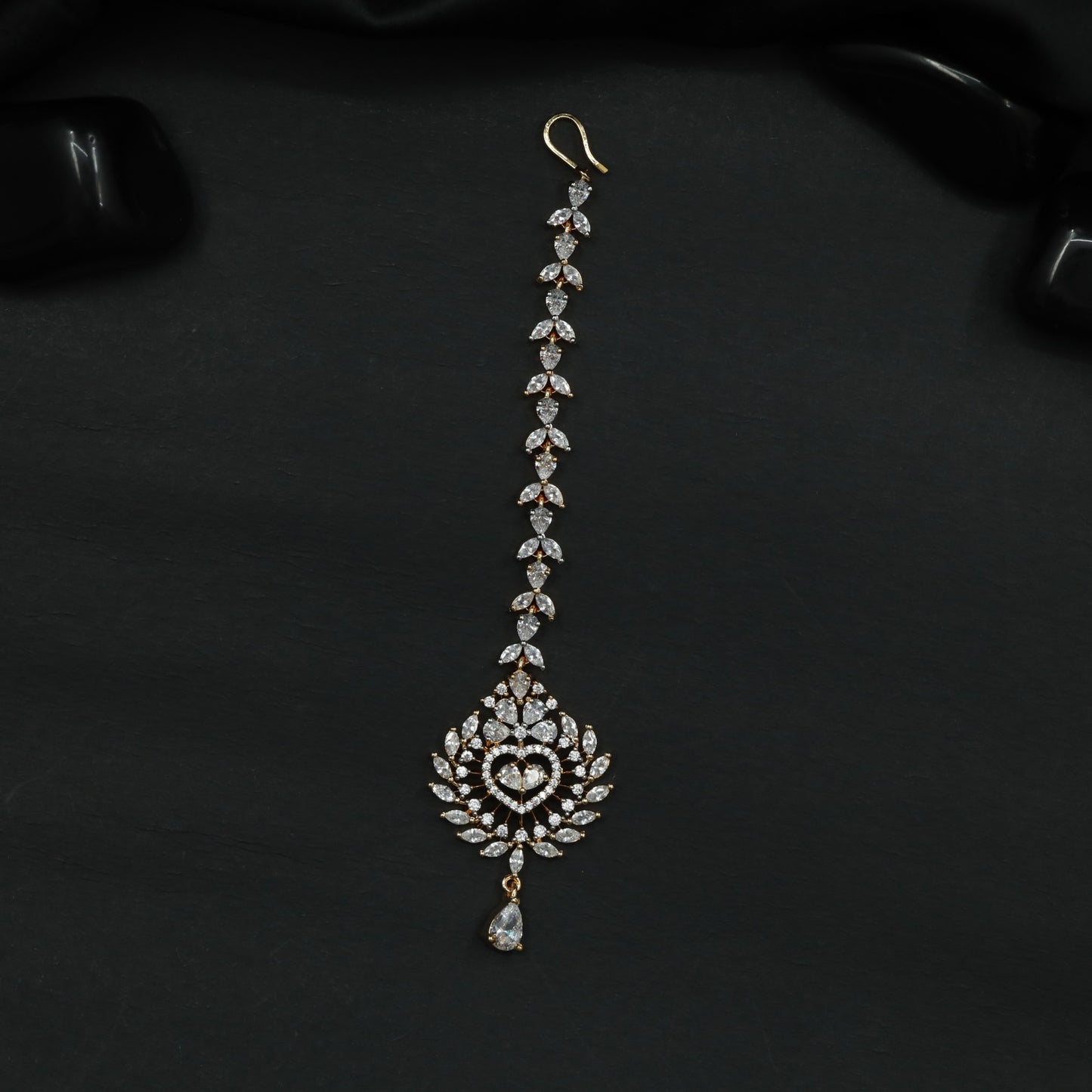 Tikka with Heart Centre Design and Leaf Border Detailing